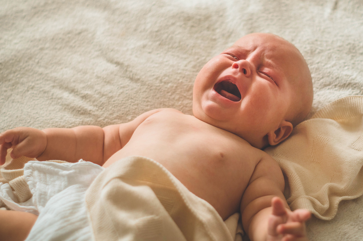 Como aliviar cólica de bebê recém-nascido? Técnicas + posições + remédios